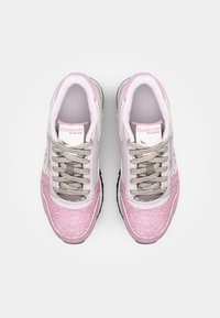 Sapatilhas Reebok Classic com um esquema de cores rosa e cinza. Apresentam um cabedal texturizado, fechamento com atacadores e uma sola de borracha preta.