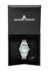 Silberner Edelstahluhren mit einem hellblauen Perlmuttzifferblatt, präsentiert in einer schwarzen Box, mit dem Markennamen "Jacques Lemans."