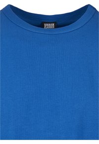Tricou din bumbac albastru, cu guler rotund, mâneci scurte și un design simplu, având o etichetă cu inscripția "URBAN CLASSICS" în guler.