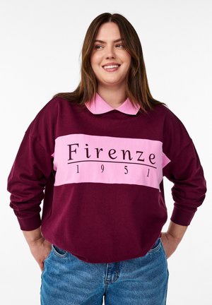 Sweatshirt bordeaux et rose avec un col, portant l'inscription "Firenze 1951" imprimée sur une bande horizontale. Coupe ample et texture douce.