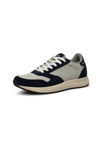 Sneaker da uomo con tomaia in mesh e suede in grigio e blu navy. Suola piatta beige con motivo antiscivolo e lacci bianchi. Dettagli neri sul tallone.