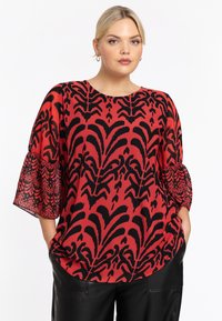 Rotes und schwarzes, floral gemustertes Oberteil mit dreiviertellangen Volantsärmeln, Rundhalsausschnitt und lockerer Passform. Aus leichtem Stoff gefertigt.