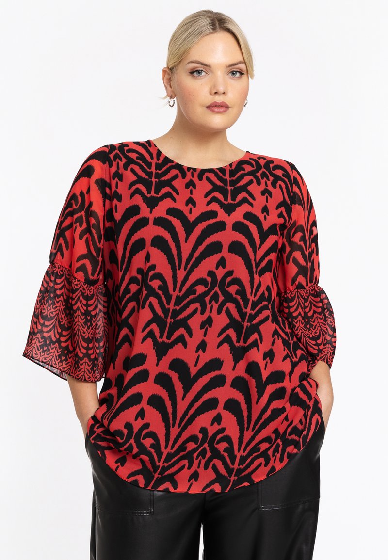 Rotes und schwarzes, floral gemustertes Oberteil mit dreiviertellangen Volantsärmeln, Rundhalsausschnitt und lockerer Passform. Aus leichtem Stoff gefertigt.