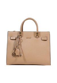 Beige læderhåndtaske med flettede håndtag, guldfarvede detaljer og en dekorativ vedhæng. Firkantet form med en struktureret overflade og logodetalje.