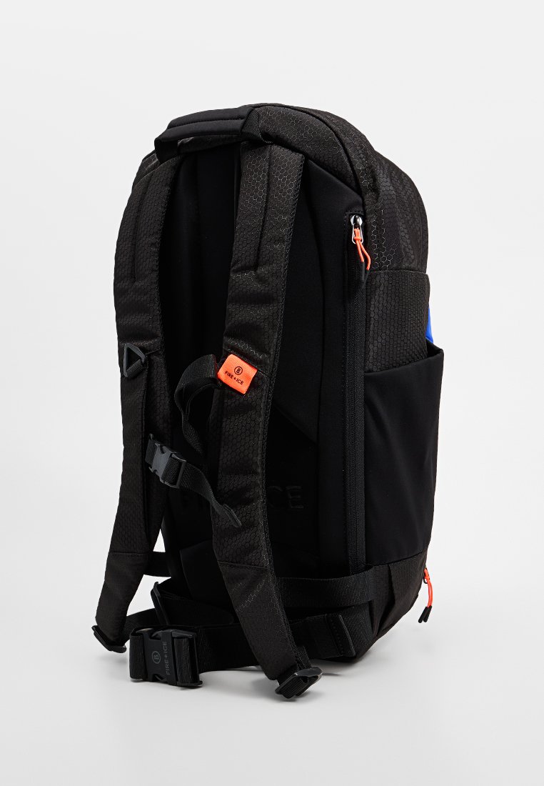 Schwarzer Rucksack aus strukturiertem Nylon, gepolsterte Riemen und orangefarbene Reißverschlussakzente. Verfügt über Seitentaschen und verstellbare Riemen für zusätzlichen Komfort.