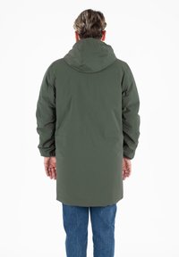 Khaki zielony parka z kapturem o długim kroju, z gładką teksturą i elastycznymi mankietami, noszona na niebieskich dżinsach.