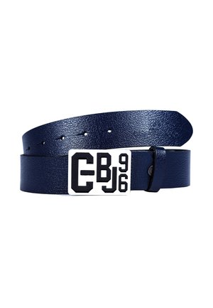 Donkerblauwe leren riem opgerold, met een rechthoekige witte gesp met zwart geprofileerde tekens "CB9 196".