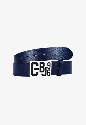 Cintura in pelle blu navy arrotolata, con fibbia rettangolare bianca con caratteri in rilievo neri "CB9 196".