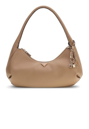 Sac à épaule en cuir beige avec une sangle unique, une fermeture éclair, un petit logo triangulaire Guess et des breloques dorées pendantes.