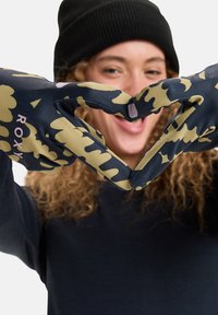 Granatowe i khaki rękawice z abstrakcyjnym wzorem kamuflażu, z gumowym uchwytem i logo na nadgarstku. Miękki, teksturowany materiał.