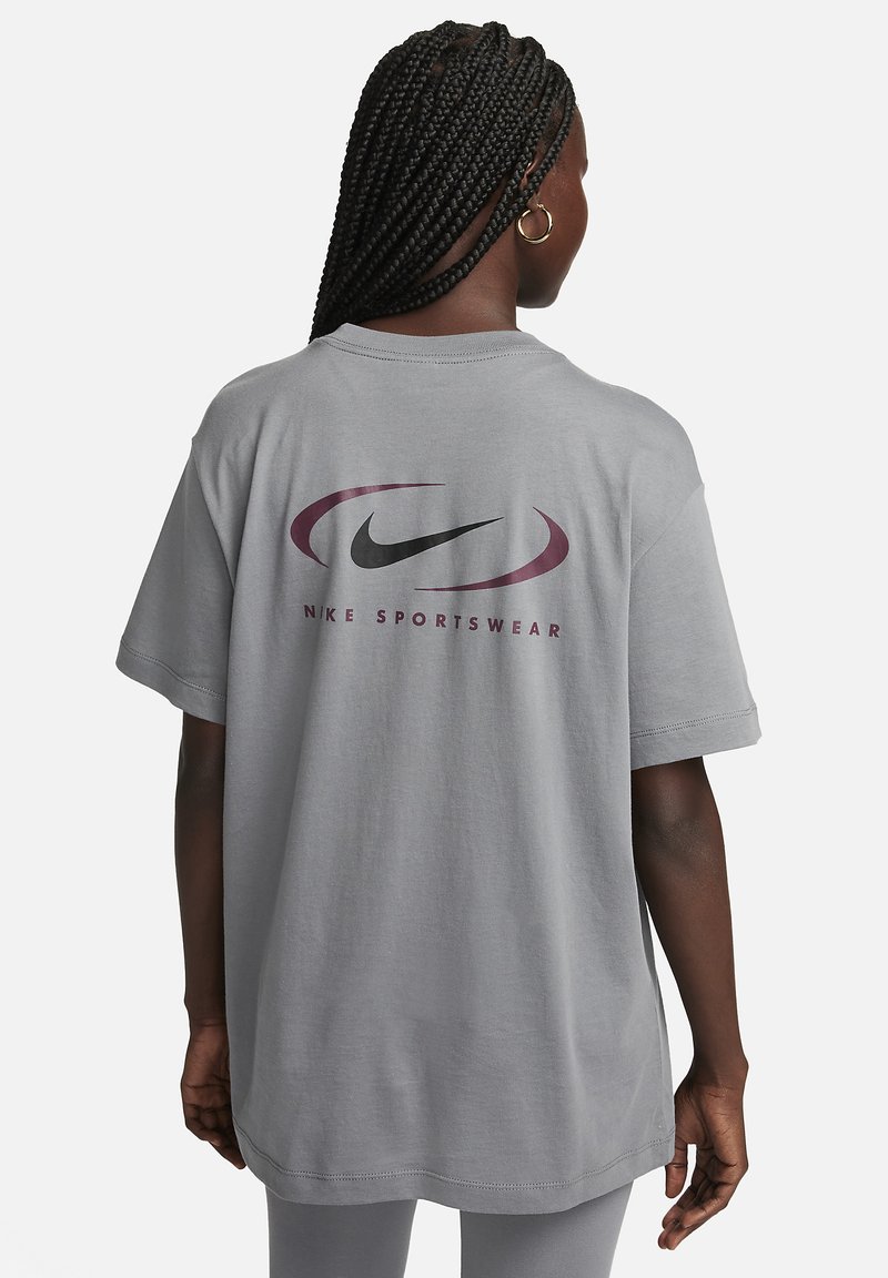 Nike Sportswear TEE BF PRNT SWSH - T-shirt imprimé - smoke grey