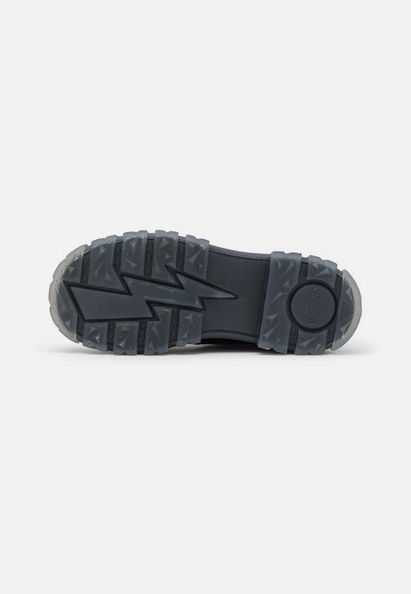 Schwarze Gummisohle mit strukturiertem Grip-Muster. Verfügt über ein Zickzack-Design und einen kreisförmigen Akzent in der Mitte. Langlebig und für Traktion ausgelegt.
