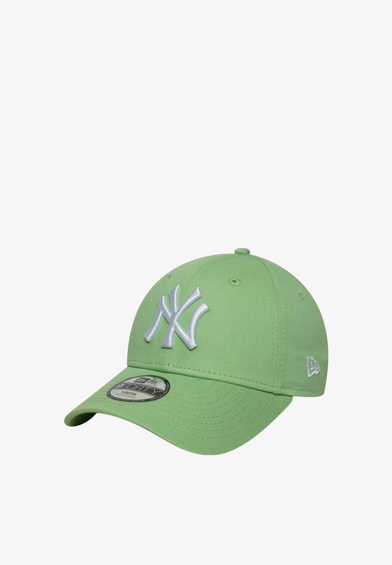 Cappellino da baseball verde chiaro con logo bianco dei New York Yankees ricamato sul davanti e visiera curva.