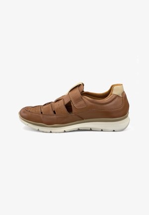 Bruine leren schoen met uitgesneden ontwerp, verstelbare band en gestructureerde zool. Beschikt over een contrasterende tan hak en gevoerde binnenkant.