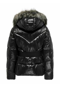 Chaqueta acolchada negra con acabado brillante, capucha forrada de piel, cintura ceñida con cinturón y detalle de costura en chevrón en la espalda.