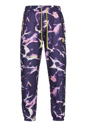 Lillasest saapad, millel on mitmevärviline abstraktne muster, elastne vöökoht ja pael. Omab küljetaskuid ja kitsenevaid varrukaotsi.