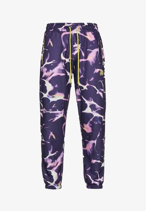 Lillasest saapad, millel on mitmevärviline abstraktne muster, elastne vöökoht ja pael. Omab küljetaskuid ja kitsenevaid varrukaotsi.