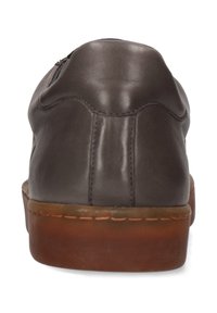 Bruna läderskor med rundad baksida, gummisula och synlig stygn-detalj. Slät yta med en diskret glans.