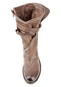 Bota de cuero marrón hasta la rodilla con un diseño arrugado. Presenta una puntera redondeada y correas entrecruzadas alrededor del caña. Textura suave.