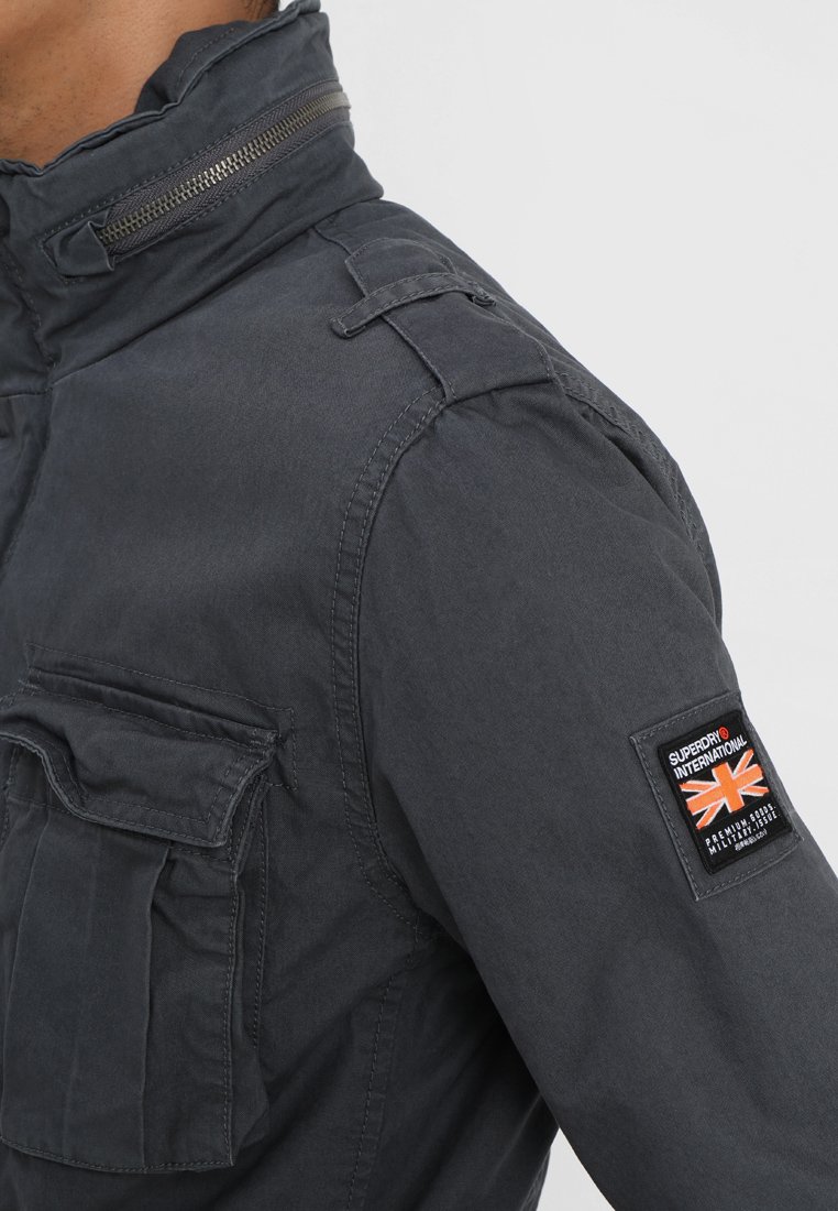Superdry CLASSIC ROOKIE MILITARY JACKET Tunn jacka Superdry Jackor | Herr | Köp herrjacka online på Zalando.se