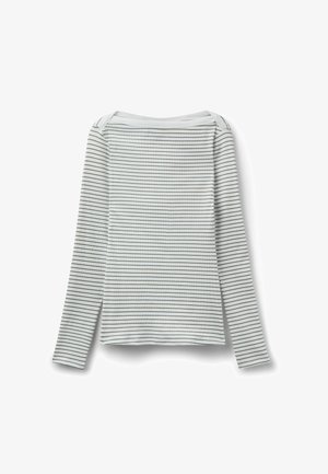 Biała, długorękawowa, prążkowana koszula z cienkimi czarnymi poziomymi paskami i dekoltem typu łódka, ułożona na płasko na białym tle.