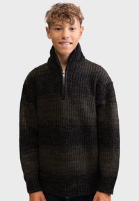 Pull en laine avec un col haut, présentant un motif rayé noir et vert foncé, et une fermeture éclair à l'avant. Texture douce et coupe décontractée.