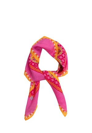 Heldere roze zijden sjaal met oranje geometrische en bloemmotieven, gevouwen en los gestrikt in een knoop.