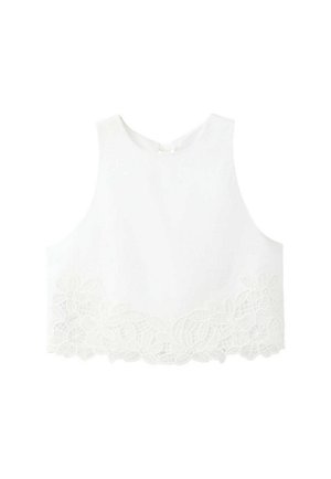 Crop top blanc sans manches avec encolure ronde et bordure en dentelle florale le long de l'ourlet inférieur.