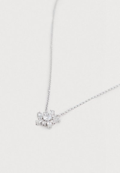 Colar prateado com um design de floco de neve, apresentando um cristal redondo central e múltiplos cristais lapidados em forma de marquise. Corrente ligada com acabamento polido.