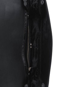 Interno di una borsa a tracolla in pelle nera con una texture liscia, tasca con zip e rivestimento in tessuto a motivo logo. Design minimalista con doppie aperture.