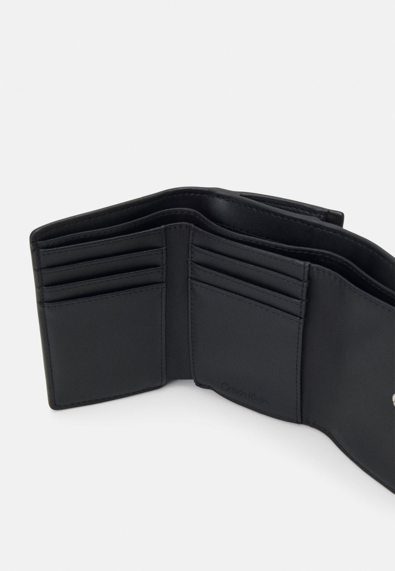 Schwarzes Lederportemonnaie, das geöffnet ist und mehrere Kartenfächer sowie eine glatte Oberfläche zeigt, mit einem dezenten Markenlogo, das ins Innere geprägt ist.
