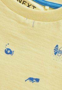 Next ALL OVER SHORT SLEEVE - REGULAR FIT - Camiseta estampada - yellow