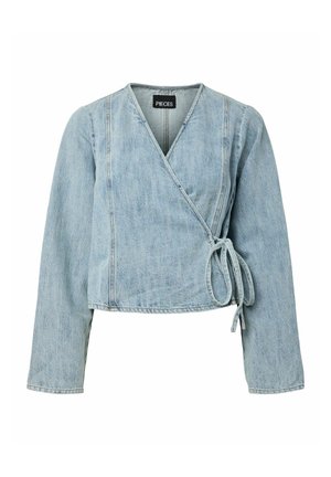 Veste portefeuille en denim bleu clair à manches longues avec fermeture à nouer sur le côté, étiquetée "PIECES" à l'intérieur du col.