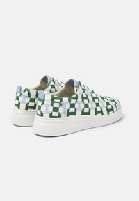 Sneaker in tela intrecciata con un motivo a scacchi verde e blu, suola bianca e accenti azzurri chiari sulla linguetta e sul retro.