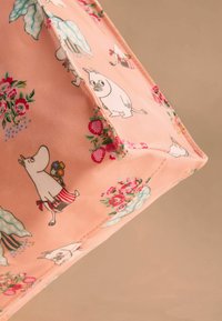 Rosa Stofftasche mit Moomin-Charakteren und floralen Mustern, mit strukturierten Nähten und einer leicht schimmernden Oberfläche.