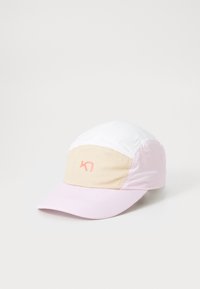Kleurrijke pet met een roze klep, witte bovenkant en beige voorpaneel met een logo. Gemaakt van lichtgewicht stof met een gladde textuur.