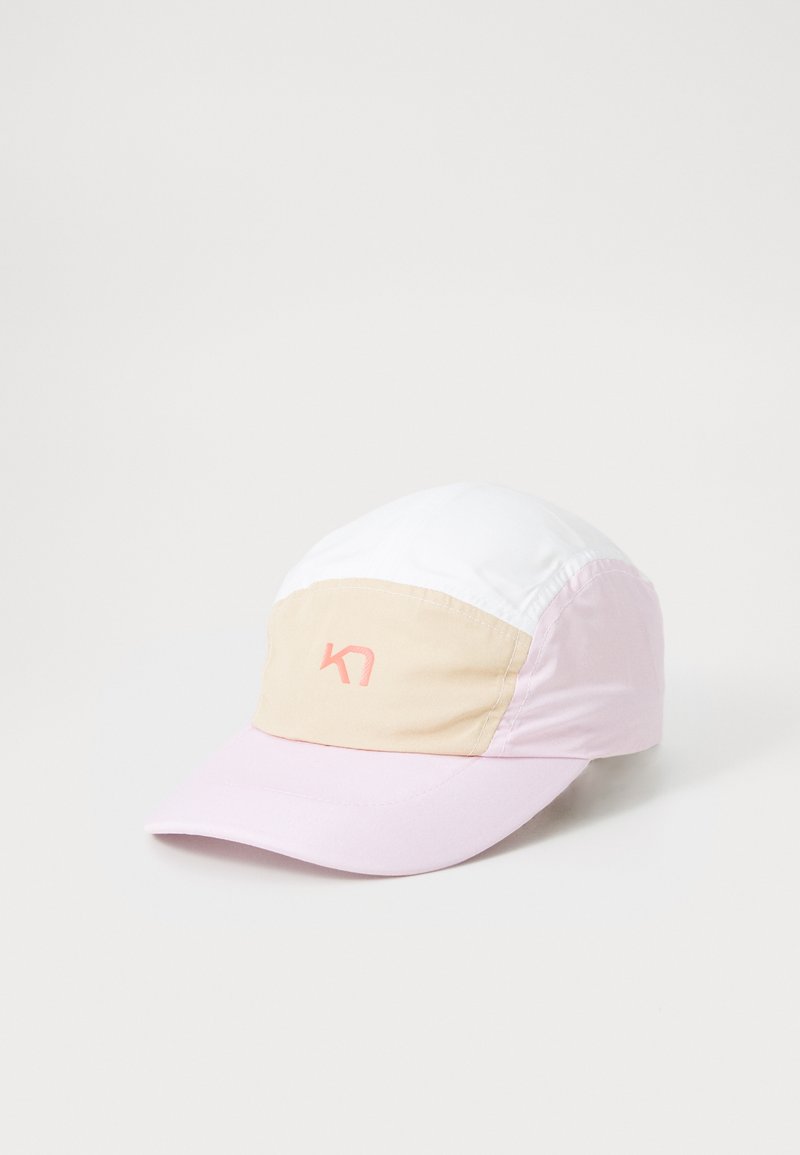 Kleurrijke pet met een roze klep, witte bovenkant en beige voorpaneel met een logo. Gemaakt van lichtgewicht stof met een gladde textuur.