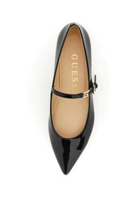 Scarpa flat Mary Jane in vernice nera con punta affusolata e una sottile strap regolabile. L'interno presenta il logo dorato "GUESS". Texture liscia.