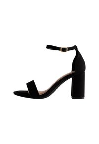 Sandal de tacón en ante negro con tira en el tobillo, que presenta una punta cuadrada y un tacón bloque grueso. Detalle de hebilla dorada en la tira.
