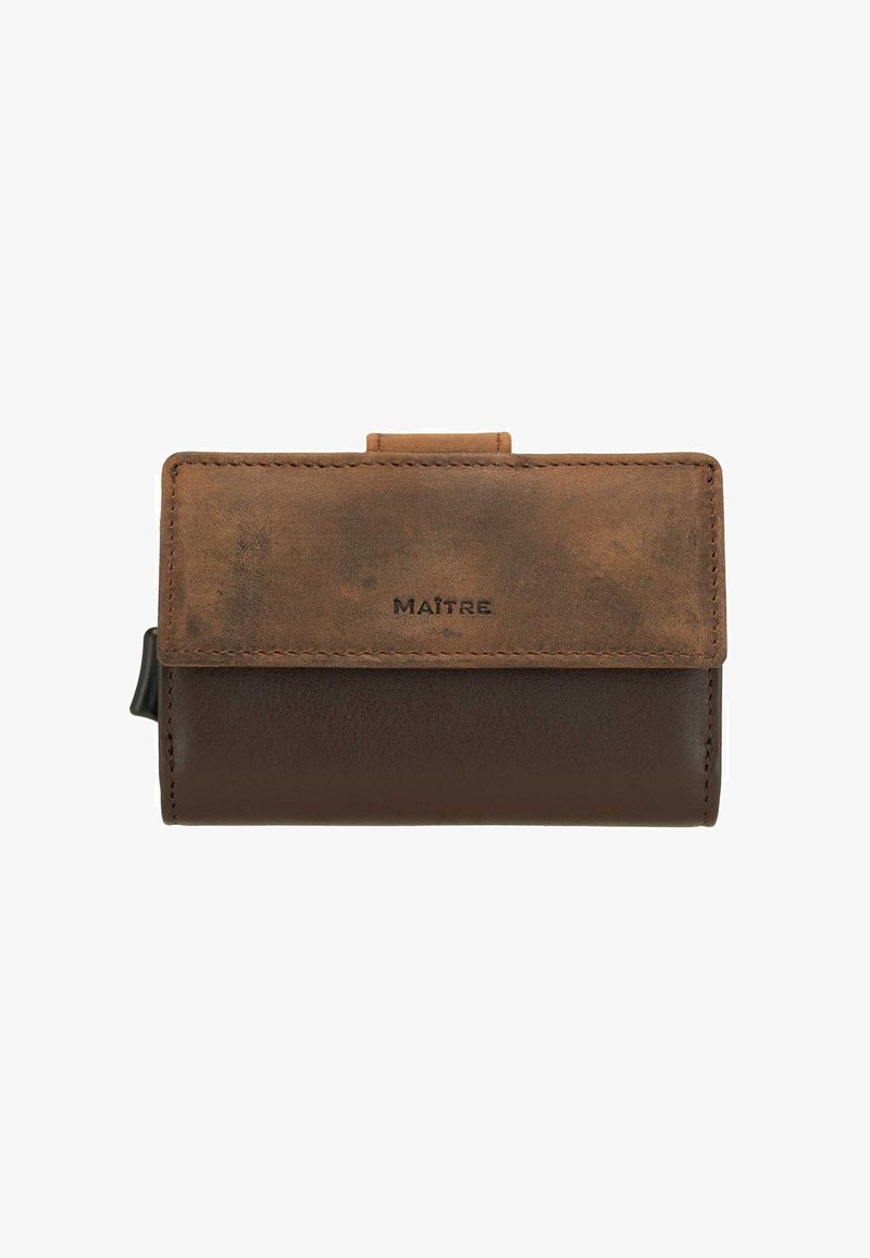 Cartera de cuero marrón con una tapa texturizada de color marrón oscuro y un acento marrón más claro. Cuenta con un broche y el nombre de la marca en relieve en la parte frontal.