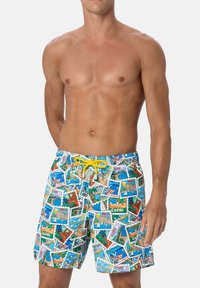 Costumi da bagno realizzati in tessuto leggero con una stampa di cartoline colorate. Presentano una vita con cordoncino e un accento giallo.
