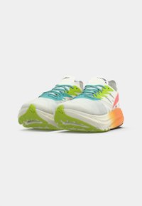 Zapatillas de correr con una parte superior de malla ligera y transpirable en blanco y gris, que presentan cordones en color teal y acentos vibrantes en verde y naranja.