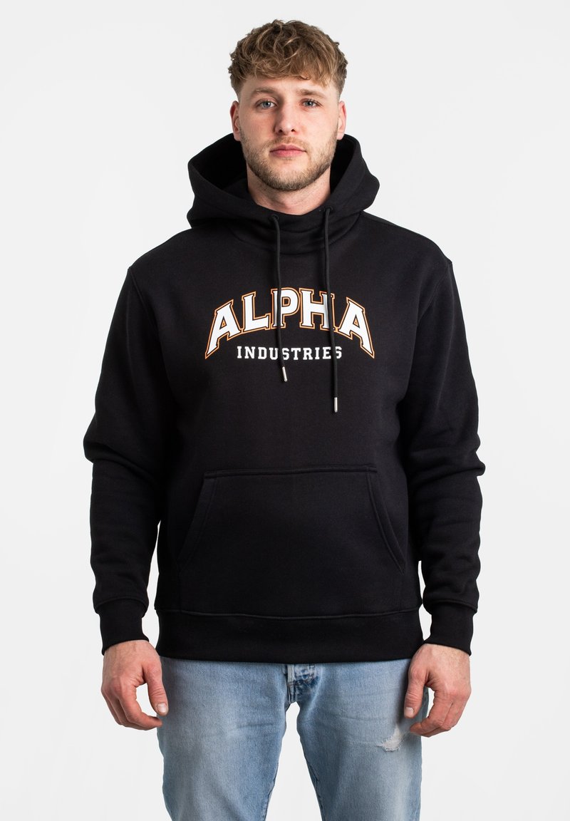 Schwarzer Kapuzenpullover mit einer Fronttasche, auf der der Text "ALPHA INDUSTRIES" in Orange und Weiß abgebildet ist. Weicher Stoff und lockere Passform.