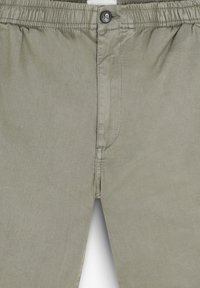 Pantaloni dintr-un material moale, gri deschis, cu talie elastică, închidere cu buton și croială dreaptă. Prezintă un design frontal plat și cusături minime.