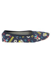 Chaussure plate bleu marine avec des imprimés sur le thème du football incluant des joueurs, des ballons de football, des numéros, des trophées et le mot « SOCCER ».