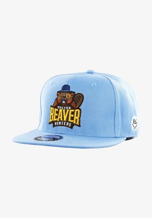 Vaaleansininen snapback-lippalakki, jossa on brodeerattu ruskea majava, joka wears glasses and a hat, ja teksti "BOSTON BEAVER HUNTERS" keltaisella ja mustalla fontilla.