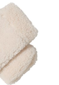 Cremefarvet fleece-scarf med en blød, tekstureret overflade. Har rundede kanter og et fyldigt, fluffy udseende, der er velegnet til varme.