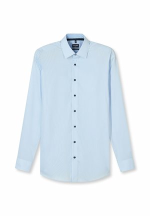 Lichtblauw herenoverhemd met lange mouwen, zwarte knopen en een spitse kraag, plat gelegd op een witte achtergrond.