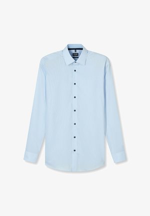 Lichtblauw herenoverhemd met lange mouwen, zwarte knopen en een spitse kraag, plat gelegd op een witte achtergrond.