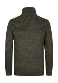 Dunkelgrüner Strickpullover mit hohem Kragen. Verfügt über ein strukturiertes Muster auf dem oberen Rücken und eine glatte, gleichmäßige Textur am Hauptteil.